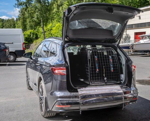 Artfex Medium Bred hundebur i Skoda Enyaq